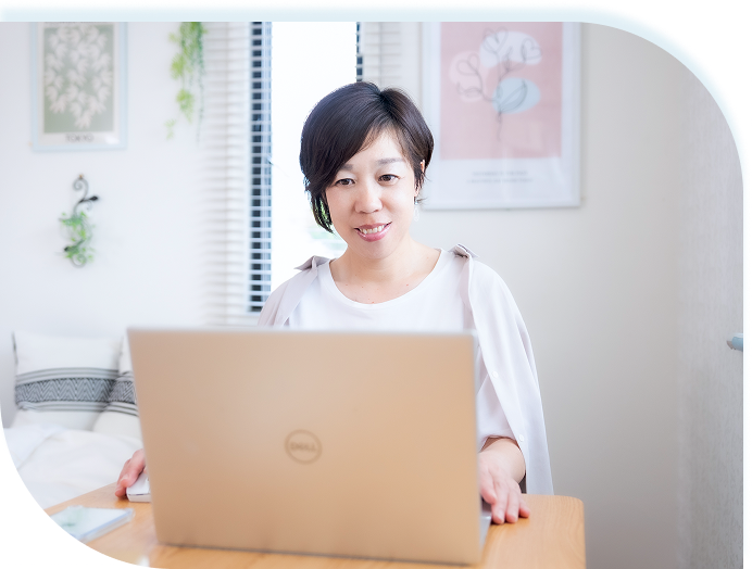 パソコンで作業している女性の様子
