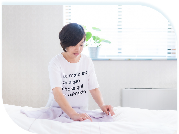 収納物を整理している女性の様子