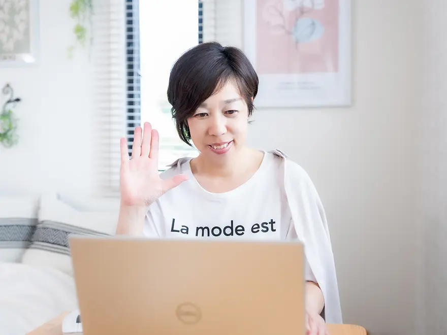 オンラインでアドバイスしている女性の様子