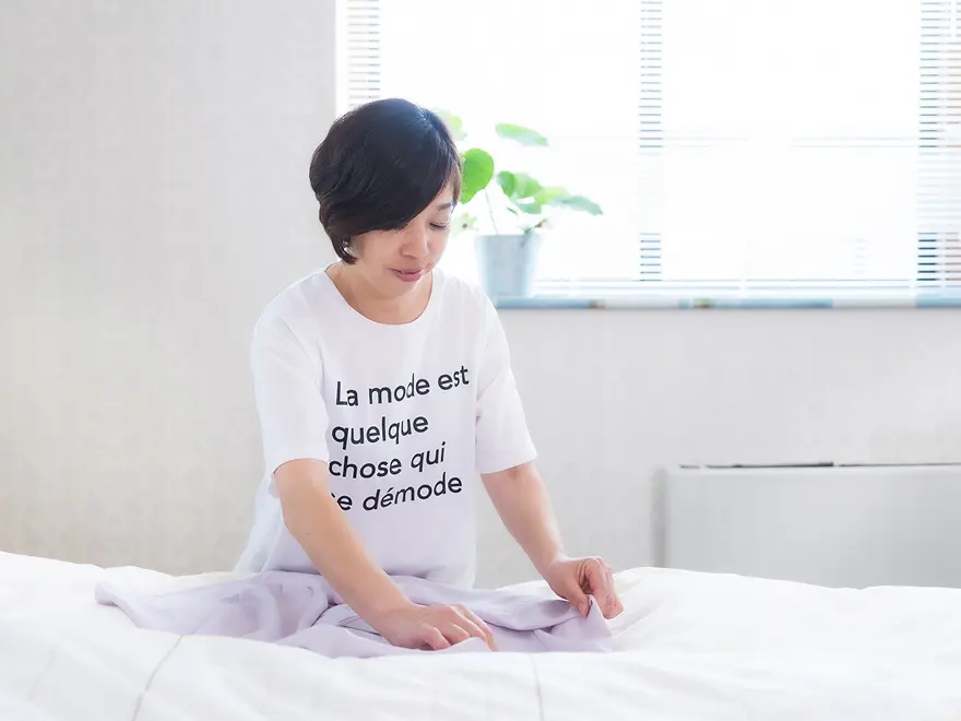整理収納している女性の様子